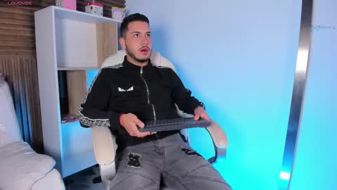 axel_grey_ online show from 09/30/25, 12:32