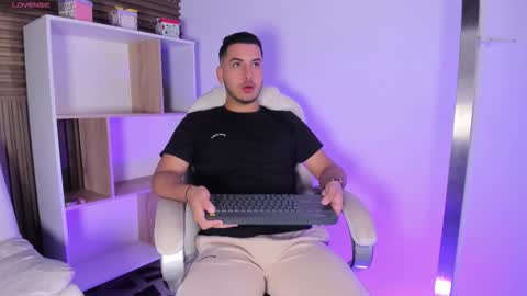 axel_grey_ online show from 10/18/25, 12:17