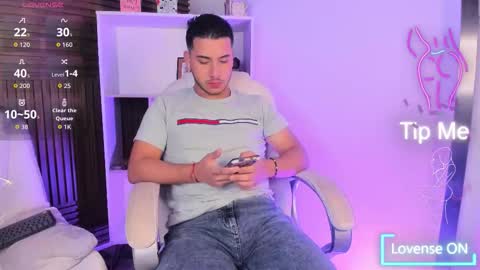 axel_grey_ online show from 11/18/25, 12:42