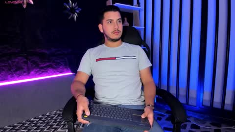 axel_grey_ online show from 12/18/25, 12:22