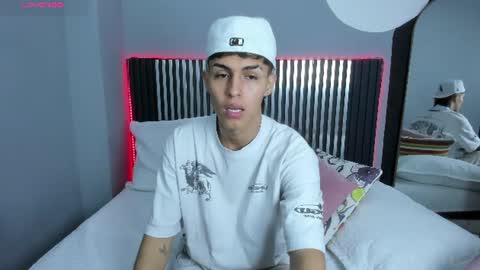 Snapshot of axel_mendoza_ chatting on 07/11/26, 08:33 A X E L online show from 07/11/26, 08:33