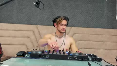 Axel  online show from 05/17/26, 10:44