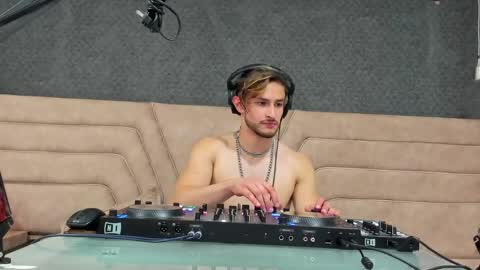 Axel  online show from 05/18/26, 04:07