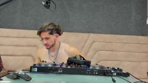 Axel  online show from 05/27/26, 12:51