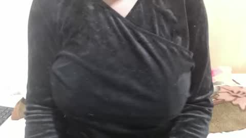 Snapshot of ayatie chatting on 11/10/25, 10:03 Ayie online show from 11/10/25, 10:03