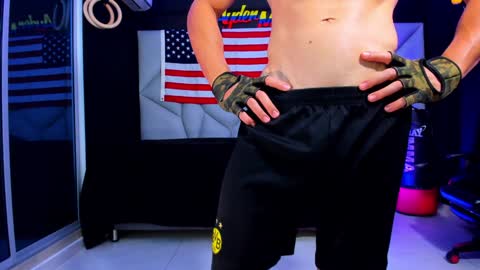 Snapshot of aydenmillerdom chatting on 02/05/25, 01:04 Ayden Miller online show from 02/05/25, 01:04