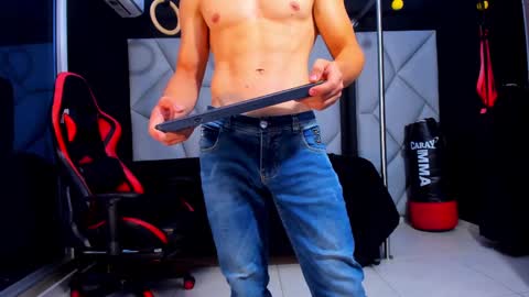 Snapshot of aydenmillerdom chatting on 02/22/25, 09:37 Ayden Miller online show from 02/22/25, 09:37