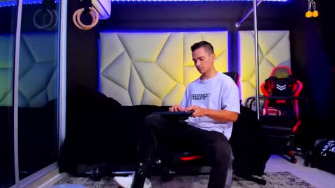 Snapshot of aydenmillerdom chatting on 11/26/25, 01:45 Ayden Miller online show from 11/26/25, 01:45