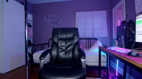 Snapshot of aynmarie chatting on 02/13/25, 10:43 mia rand online show from 02/13/25, 10:43