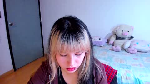 Snapshot of azu_moure chatting on 12/06/24, 04:36 Azu Moure online show from 12/06/24, 04:36