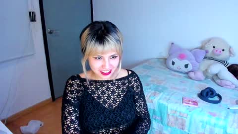 Snapshot of azu_moure chatting on 12/11/24, 06:47 Azu Moure online show from 12/11/24, 06:47