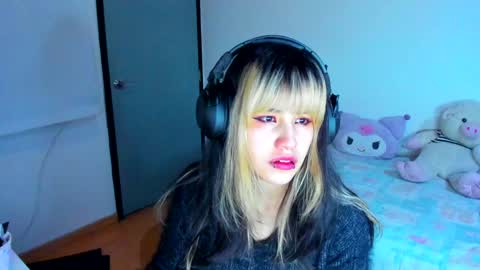 Snapshot of azu_moure chatting on 01/13/25, 05:44 Azu Moure online show from 01/13/25, 05:44