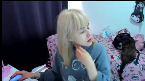 Azu Moure online show from 12/14/25, 02:44