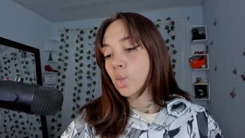 Snapshot of azumi_saan chatting on 12/19/25, 02:40 azumi saan online show from 12/19/25, 02:40