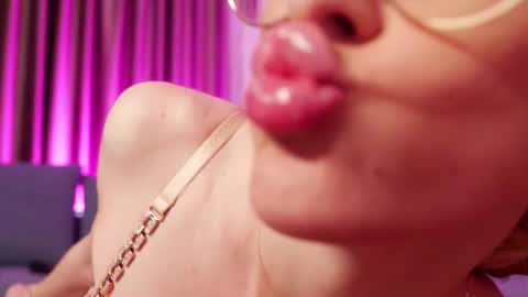 Alessia online show from 11/26/25, 09:27