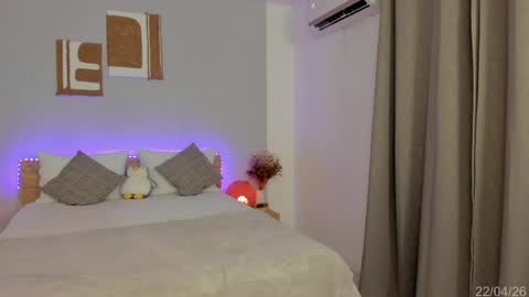 itzell  online show from 04/23/26, 02:57