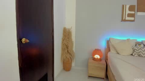 itzell  online show from 06/04/26, 01:22