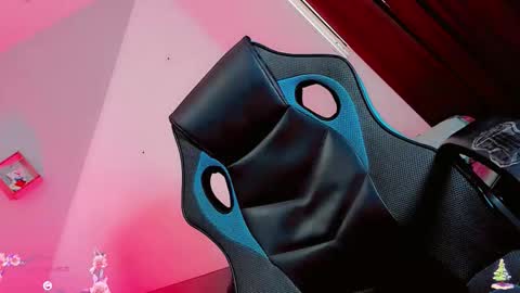 Snapshot of baby_rouss chatting on 12/17/25, 12:33 Baby-Rouss online show from 12/17/25, 12:33