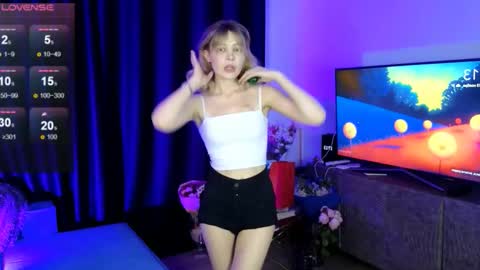 Snapshot of babydi_ chatting on 11/15/25, 02:13 hiii honey im Diana 3 online show from 11/15/25, 02:13