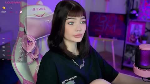 Snapshot of babyroxynill chatting on 12/12/24, 11:14 Nika online show from 12/12/24, 11:14