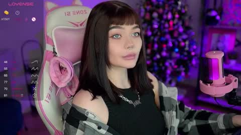 Snapshot of babyroxynill chatting on 12/18/24, 10:57 Nika online show from 12/18/24, 10:57