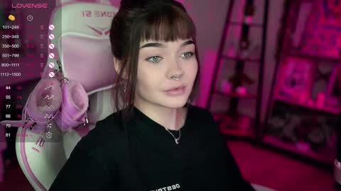 Snapshot of babyroxynill chatting on 02/09/25, 10:43 Nika online show from 02/09/25, 10:43