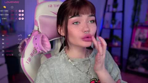 Snapshot of babyroxynill chatting on 03/12/25, 11:22 Nika online show from 03/12/25, 11:22