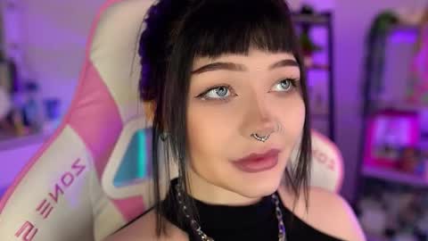 Snapshot of babyroxynill chatting on 11/28/25, 04:09 Nika online show from 11/28/25, 04:09