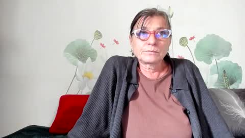 Snapshot of badgg chatting on 10/01/25, 10:21 Gina online show from 10/01/25, 10:21