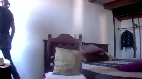 Snapshot of badhombremx chatting on 05/03/26, 03:29 Mexican livin Off the Wall online show from 05/03/26, 03:29