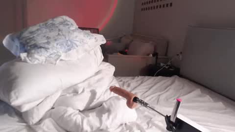 Snapshot of badsusan chatting on 09/16/25, 03:13 Susie  online every day except weekends    lets use FACK MACHINE in pvt online show from 09/16/25, 03:13