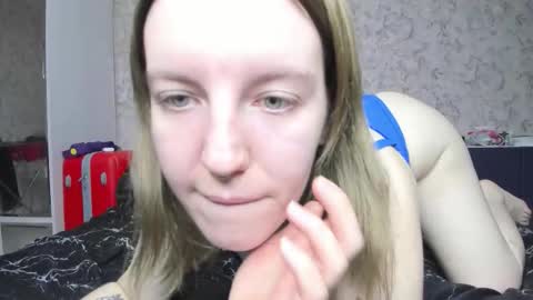 holly online show from 09/11/25, 03:34