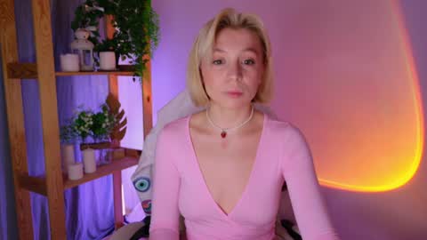 Snapshot of balerinacappuccino_ chatting on 04/17/26, 10:51 Elly online show from 04/17/26, 10:51