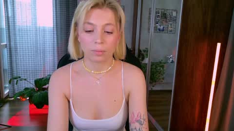 Snapshot of balerinacappuccino_ chatting on 05/08/26, 03:34 Elly online show from 05/08/26, 03:34