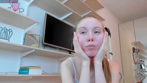 Kira online show from 09/12/25, 01:33