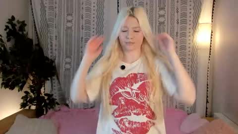 Snapshot of barbie_lizzie chatting on 12/18/25, 07:47 Lizzie - barbie girl . online show from 12/18/25, 07:47