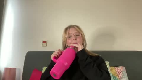 Snapshot of barbiegirl966 chatting on 01/06/25, 11:18 barbiegirl966 online show from 01/06/25, 11:18