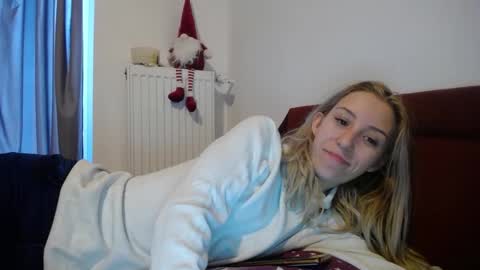 Snapshot of barelylegalblondy chatting on 12/20/24, 07:44 Lena online show from 12/20/24, 07:44