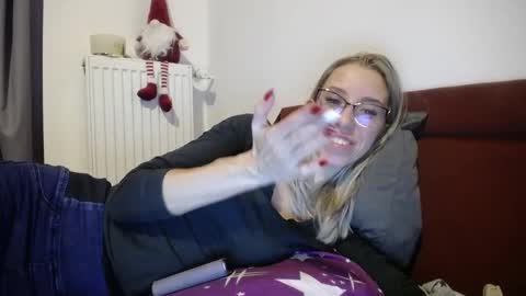 Snapshot of barelylegalblondy chatting on 12/21/24, 06:23 Lena online show from 12/21/24, 06:23