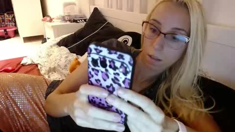 Snapshot of barelylegalblondy chatting on 09/27/25, 06:24 Lena online show from 09/27/25, 06:24