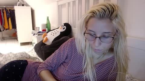 Snapshot of barelylegalblondy chatting on 10/06/25, 11:29 Lena online show from 10/06/25, 11:29