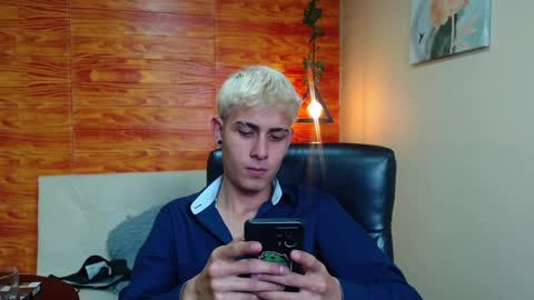 Snapshot of bastiaan_28 chatting on 12/12/24, 02:37 Bastian online show from 12/12/24, 02:37