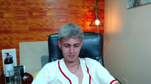 Snapshot of bastiaan_28 chatting on 12/20/24, 07:44 Bastian online show from 12/20/24, 07:44