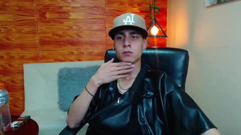 Snapshot of bastiaan_28 chatting on 12/24/24, 02:32 Bastian online show from 12/24/24, 02:32