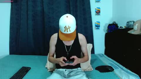 Snapshot of bastiaan_28 chatting on 11/08/25, 05:18 Bastian online show from 11/08/25, 05:18