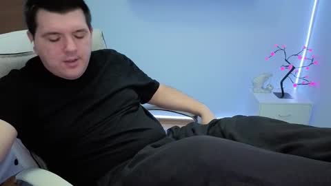 Snapshot of basystem8 chatting on 11/12/25, 04:02 BASY online show from 11/12/25, 04:02