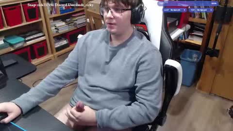 Snapshot of baterricky chatting on 10/17/25, 09:39 Ricky online show from 10/17/25, 09:39