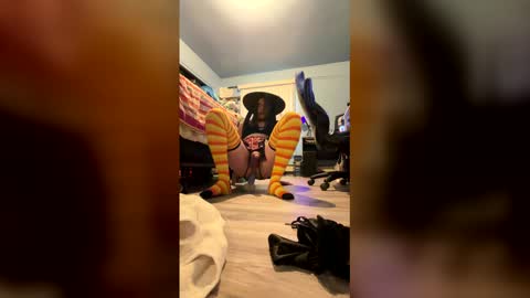 Snapshot of bathingcat chatting on 04/19/26, 12:33 bathingcat online show from 04/19/26, 12:33