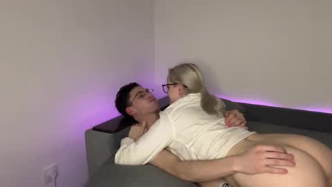 Max and Bella online show from 11/20/25, 01:44