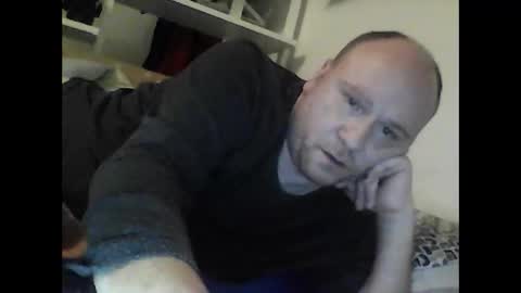 Snapshot of bcn82red chatting on 12/15/25, 04:44 BCN82Red online show from 12/15/25, 04:44